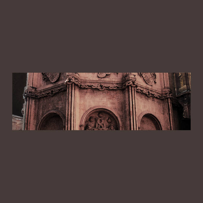 Una catedral encadenada bajo la luna creciente